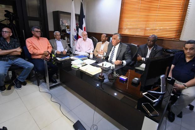 El comité ejecutivo del COD, encabezado por el licenciado Luis Mejía Oviedo, en la sesión de este martes.