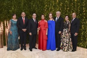 Gobernador Valdez Albizu y esposa ofrecen cena de gala en honor de los miembros de la Junta Monetaria