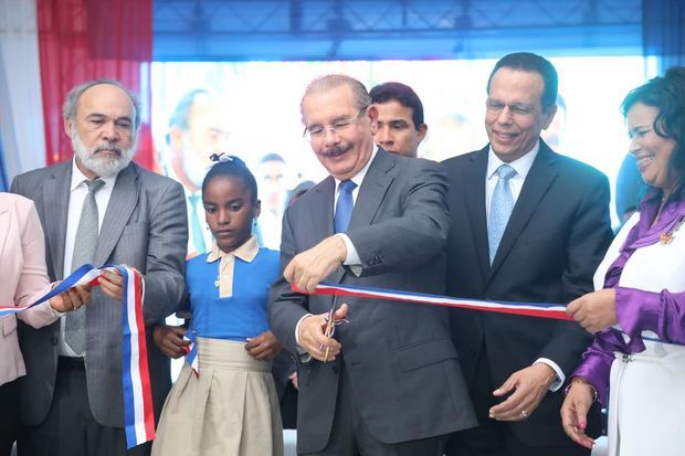 Presidente Medina en el corte de cinta del nuevo centro educativo de 29 aulas en el municipio de Guerra, para 945 estudiantes.

