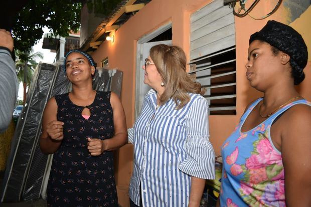 Iris Guaba en en auxilio de varias familias que  perdieron sus casas, fruto de varios incendios ocurridos en los sectores de Villa Juana y Los Alcarrizos.
