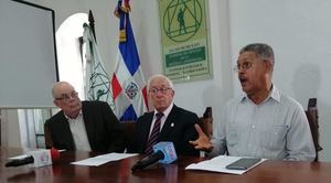 Eleuterio Martínez, Roberto Cassa, Luis Scheker Ortiz y Luis Carvajal, presentan la denuncia de los residentes en Jarabacoa y la Academia de Ciencias de RD.