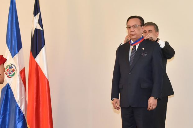  El gobernador del Banco Central de la República Dominicana (BCRD), Lic. Héctor Valdez Albizu, recibió la prestigiosa condecoración Orden Bernardo O´Higgins en grado Oficial del Gobierno de Chile.
