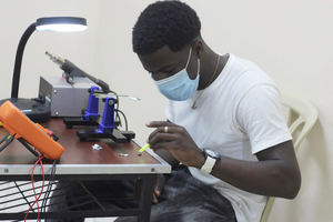 Centros Tecnológicos Comunitarios capacitan a jóvenes en reparación de celulares