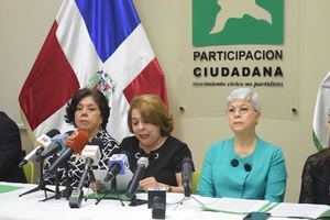La coordinadora general de la entidad, Sonia Díaz Inoa junto a miembros de PC, durante la rueda  de prensa.