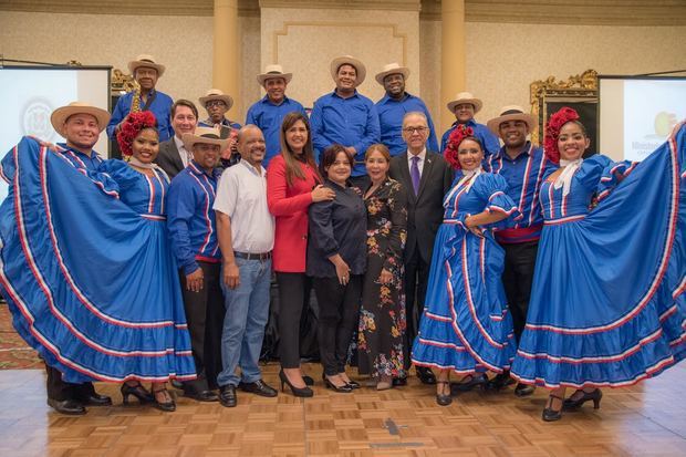 El embajador de RD en Guatemala, José Osvaldo Leger, junto a funcionarios y miembros del ballet folklórico del Ministerio de  Turismo de Santo Domingo