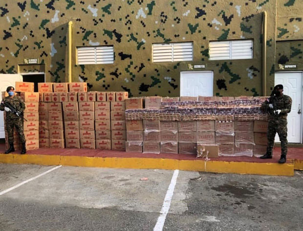 Autoridades decomisan cargamento ilegal de 1,007,600 unidades de cigarillos.