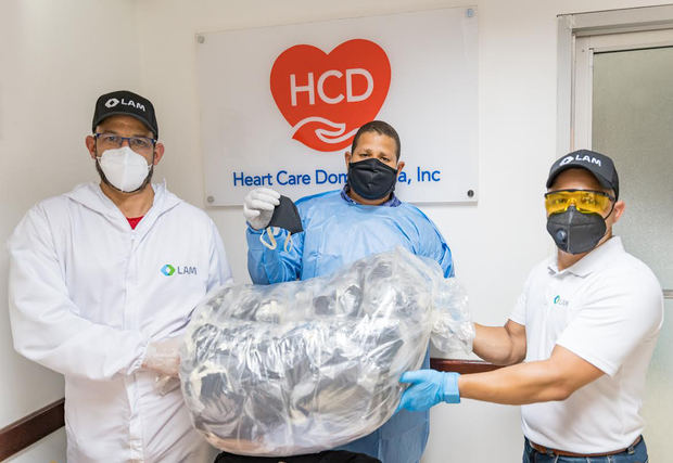 Martín Rodríguez, gerente de promoción y marketing de Cardiopharm; Hensel Contreras, de Heart Care Dominicana y Anubis Cáceres, gerente de promoción y marketing Laboratorios LAM, durante la entrega del donativo.