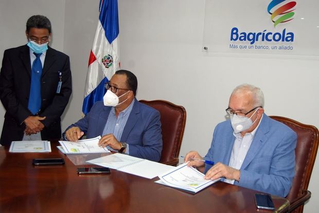 Suscriben el acuerdo para prestar 650 millones de pesos a las cooperativas agropecuarias y de producción, los licenciados Franco de los Santos, por IDECOOP y Fernando Durán, por el Bagrícola. 
