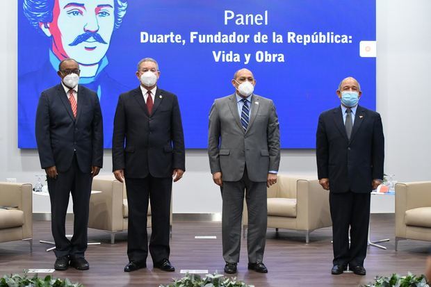 Junto al director del INFOTEP, Rafael Santos Badía, Presidente del Instituto Duartiano, Wilson Gómez Ramírez, el general Demóstenes Félix Paniagua y el poeta, Mateo Morrison. 