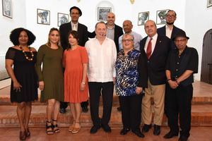 Ministro de Cultura, Arq. Eduardo Selman, junto a los artistas en la colección colectiva celebración gráficas a la Cuentística de Juan Bosch.
