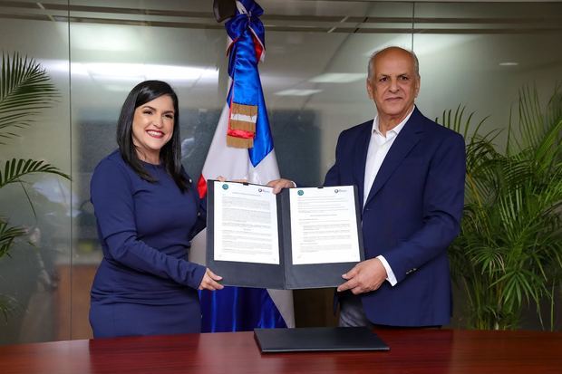 Biviana Riveiro Disla, Directora Ejecutiva de ProDominicana, Danilo Del RosarioDirector General de IAD.