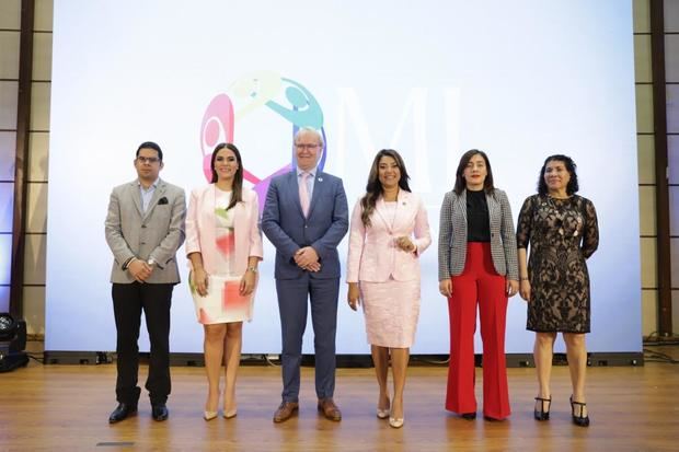 Juan Manuel Díaz, Mcihelle Ortiz, Arie Hoekma, Robiamny Alcácer, Yiljuly Pimentel y Sonia Vásquez.