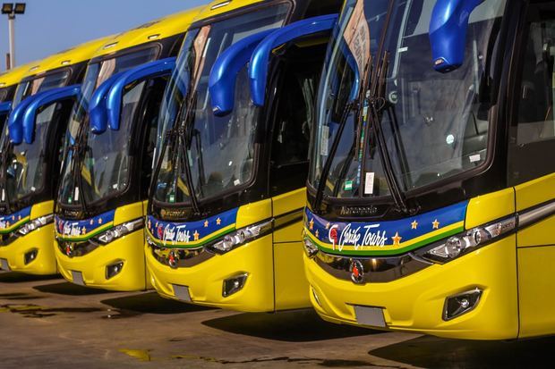 Algunos de los modernos autobuses de Caribe Tours.