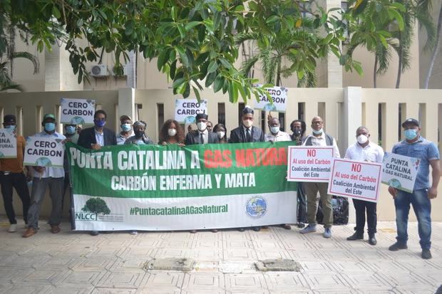 Plantón efectuado ante el Tribunal Superior Administrativo, el 15 de diciembre pasado, en reclamo de que las plantas de carbón de Punta Catalina sean paralizadas por contaminantes y por ser grandes emisoras de dióxido de carbono.