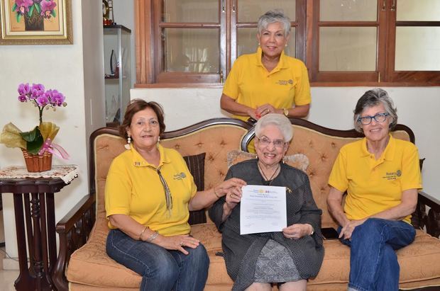 Miriam Ortega, Olga de los Santos y Marta Olivares entregan reconocimiento a María Cristina Camilo.