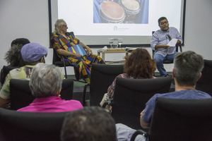 El sociólogo Carlos Andújar y el folclorista Dagoberto Tejeda durante el coloquio celebrado en el Centro Cultural Banreservas.