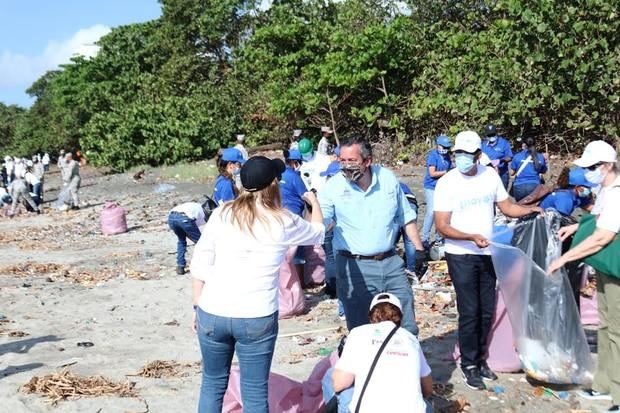 Orlando Jorge Mera junto a equipo de jornadas de limpieza de playas.