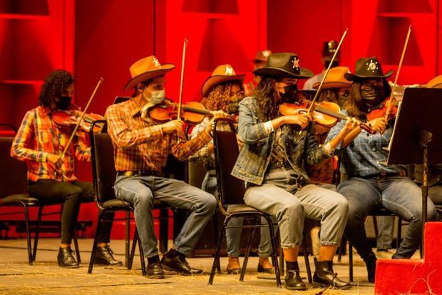 Orquesta Sinfónica del Teatro Nacional presenta 'Concierto de Vaqueros'.