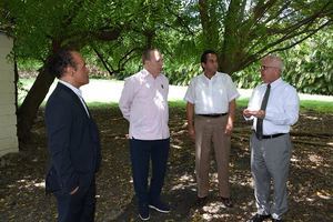 Durante su visita en la Escuela Nacional de Bellas Artes, el ministro Eduardo Selman, acompañado del viceministro Cayo Claudio Espinal; el director de la escuela, Chiqui Mendoza, y el arquitecto Tácito Cordero.