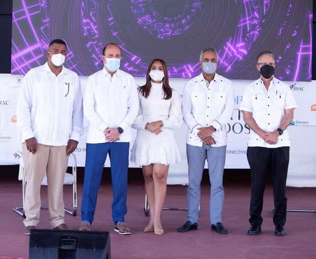 Leonardo Medrano, moderador del evento; Román E. Caamaño, director del IDAC; Katherine Henríquez, CEO Nice Dominicana; Joel Santos, asesor turístico del Poder Ejecutivo y Luis José Chávez, asesor de prensa del director general del IDAC.