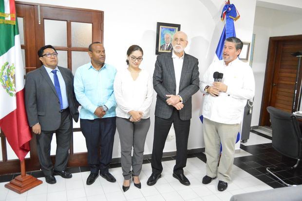 Rubén Fuentes, Gilberto García, Raquel García, Antonio Acosta y Carlos Peñafiel Soto.