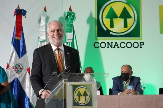 Alejandro Fernandez en su participacion en la IX Convención Financiera del Cooperativismo Dominicano.