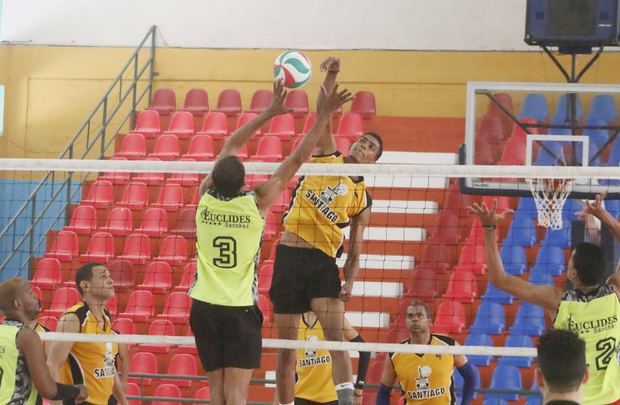 Acción de ambas categorías del femenino y masculino de la Copa de Voleibol Superior del Cibao.
