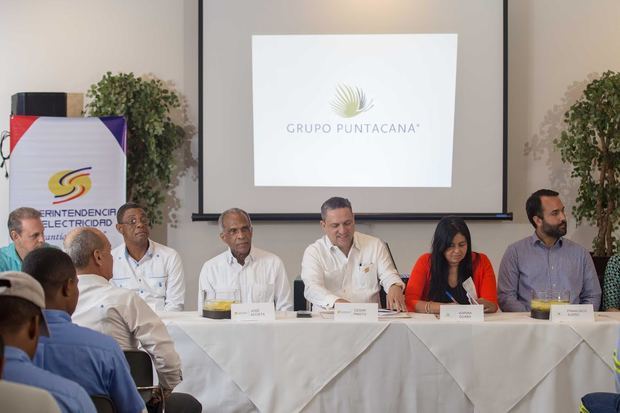 Miembros de la Superintendencia de Electricidad (SIE) y el Instituto de Formación Técnico Profesional (Infotep) junto al Grupo Puntacana, los cuales hicieron entrega de 43 licencias a los técnicos electricistas.