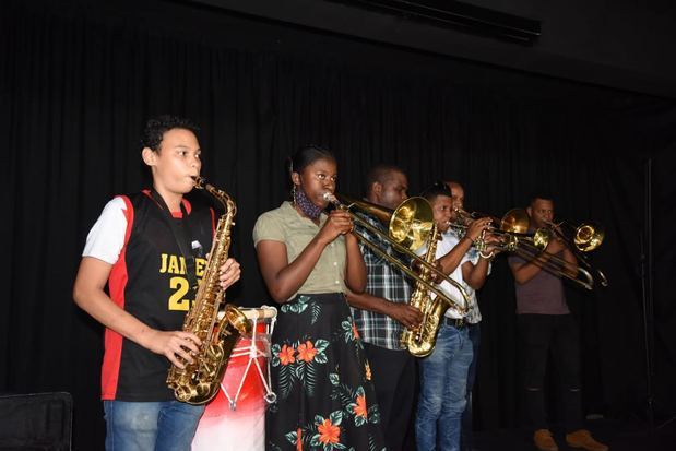 Ministerio de Educación inicia entrega de instrumentos musicales a estudiantes de la Modalidad en Artes.