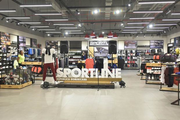 Interior de la tienda de Sportline en el centro comercial Galería 360, en Santo Domingo.