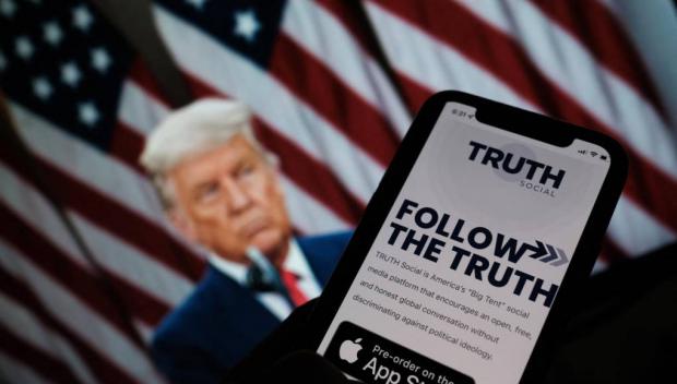 Trump lanza su propia red social, 'Truth Social', para competir con Twitter