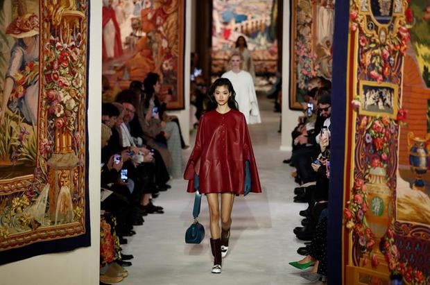 Una modelo luce una creación de la colección otoño-invierno de la firma Lanvin, durante la pasarela París Fashion Week, este martes 26 de febrero de 2020. Las presentaciones de las colecciones femeninas Otoño-Invierno 2020/21 se realizarán del 24 de febrero al 03 de marzo. 