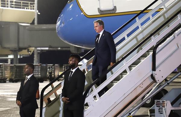 Fotografía cedida por la Embajada de Estados Unidos en República Dominicana del secretario de Estado estadounidense, Antony Blinken, quien llega en un vuelo procedente desde Haití, este jueves, al aeropuerto internacional Las Américas en Santo Domingo.