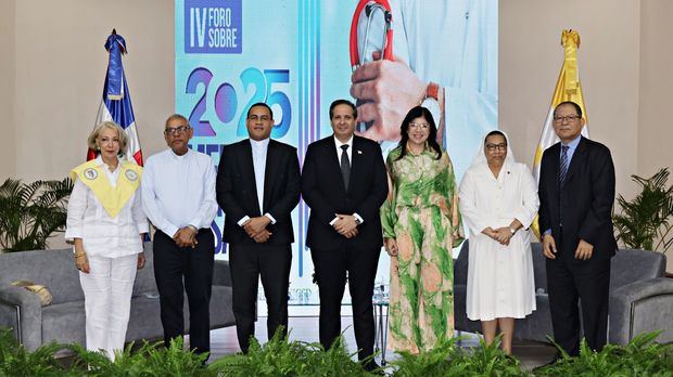 Xiomara Pimentel, Mons. Lorenzo Vargas, P. José Luis de la Cruz, Dr. Víctor Atallah, Dra. Ana Simó, Sor Trinidad Ayala, Dr. Luis Vergés. 4° Foro de Medicina y Salud en la UCSD.