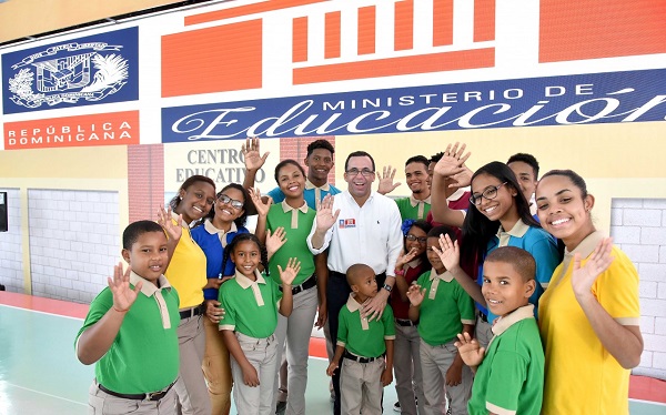 Andrés Navarro junto a alumnos