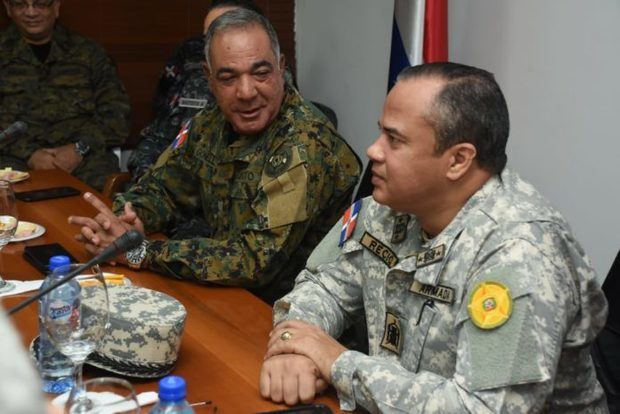 Rubén Darío Paulino Sem, posesiona al nuevo comandante del Comando Conjunto Unificado de las Fuerzas Armadas (FF. AA.), Emilio Recio Segura.