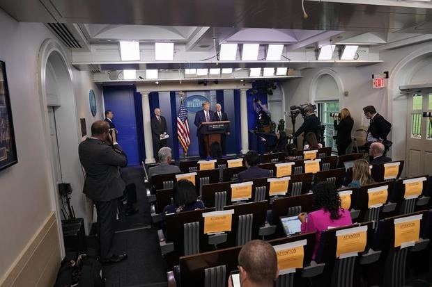 El presidente de los Estados Unidos, Donald J. Trump (C), participa en una rueda de prensa con los miembros del Grupo de trabajo sobre coronavirus en la Casa Blanca, en Washington, DC, EE. UU.