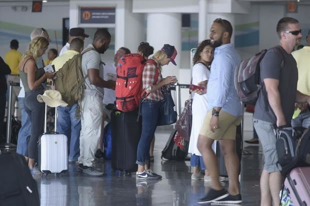 La República Dominicana recibe cuatro vuelos a la semana desde Italia, que aporta unos 8.000 visitantes mensuales al país caribeño, que tiene en el turismo su principal fuente de ingresos. 