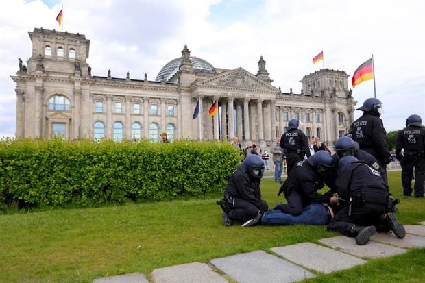 Anti-restricciones, conspiracionistas y ultras salpican la reapertura alemana.