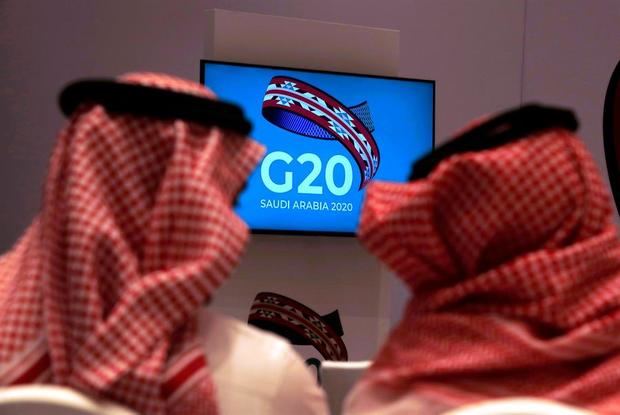 Dos hombres saudíes, sentados frente a un televisor, durante la reunión de ministros de Finanzas y gobernadores de los bancos centrales de los estados miembros del G20 en Riad (Arabia Saudí) este sábado. Los representantes principales de los países del G20 se reunen en Riad el 22 y 23 de febrero. Arabia Saudí será también la sede de la Cumbre de Líderes del G20 en 2020, prevista para los días 21 y 22 de noviembre. 