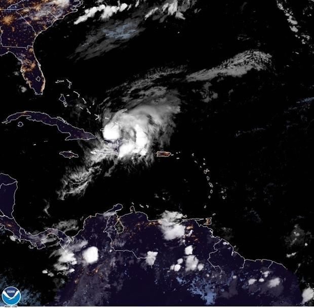 Fotografía cedida por la Administración Nacional Oceánica y Atmosférica (NOAA) de Estados Unidos por vía del Centro Nacional de Huracanes (NHC) donde se muestra la localización del huracán Isaías este viernes a la 1:10 hora local (5:10 GMT).