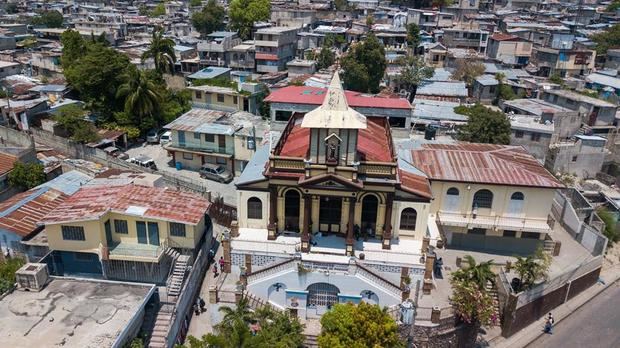 Vista exterior hoy de la iglesia Saint Antoine, donde trabajó durante décadas el padre Michel Briand, uno de los franceses secuestrados, en Puerto Príncipe, Haití.
