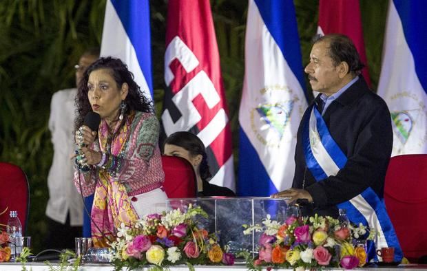 La vicepresidenta de Nicaragua, Rosario Murillo (i), junto a su esposo el presidente de Nicaragua, Daniel Ortega (d), en una fotografía de archivo.
