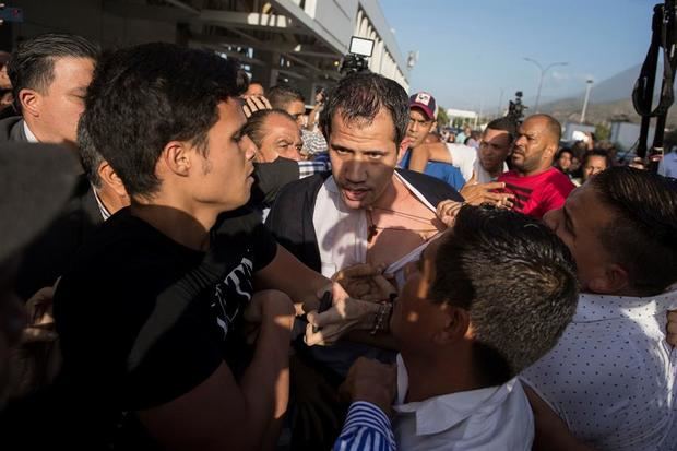 El líder opositor Juan Guaidó llega al Aeropuerto Internacional de Maiquetía Simón Bolívar, este martes en Caracas, Venezuela.