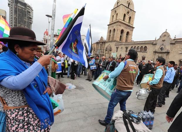 Seguidores del partido Movimiento al Socialismo (MAS), liderado por el expresidente Evo Morales, fueron registrados este lunes, luego de acompañar el registró de sus candidatos a presidente, vicepresidente, diputados y senadores para los comicios del próximo 3 de mayo, en La Paz (Bolivia). 