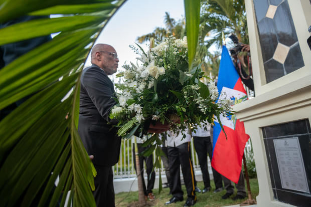 El primer ministro de Haití, Ariel Henry, fue registrado este jueves, 12 de enero, al poner una ofrenda floral en memoria de las víctimas del terremoto de 2010, durante una ceremonia en el Palacio Nacional, en Puerto Príncipe, Haití.