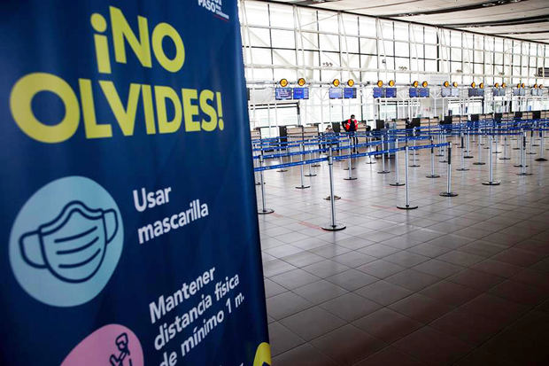 Vista hoy de una zona casi vacía en el Aeropuerto Internacional Arturo Merino Benítez, después de que el Gobierno chileno decretara el cierre de fronteras durante al menos 30 días, ante el avance de la pandemia covid-19, en Santiago, Chile.