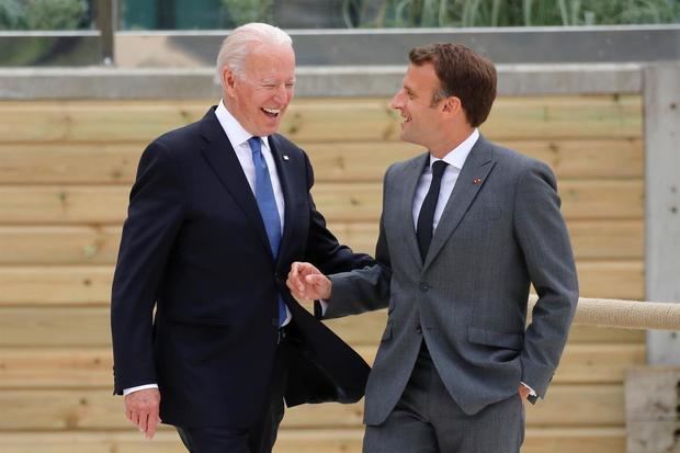 Joe Biden junto a Enmanuel Macron.