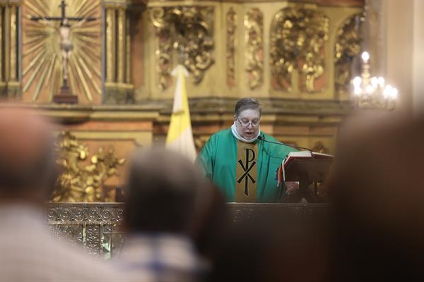 El padre Alejandro Russo ofrece una misa por la salud del Papa Francisco este 23 de febrero de 2025 en la Catedral Metropolitana de Buenos Aires (Argentina). 