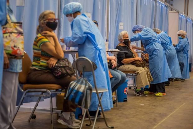 Personal sanitario participa en una jornada de vacunación contra la covid-19, el 2 de junio de 2021 en Caracas, Venezuela.